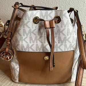 Michael Kors bucket crossbody handbag/wallet